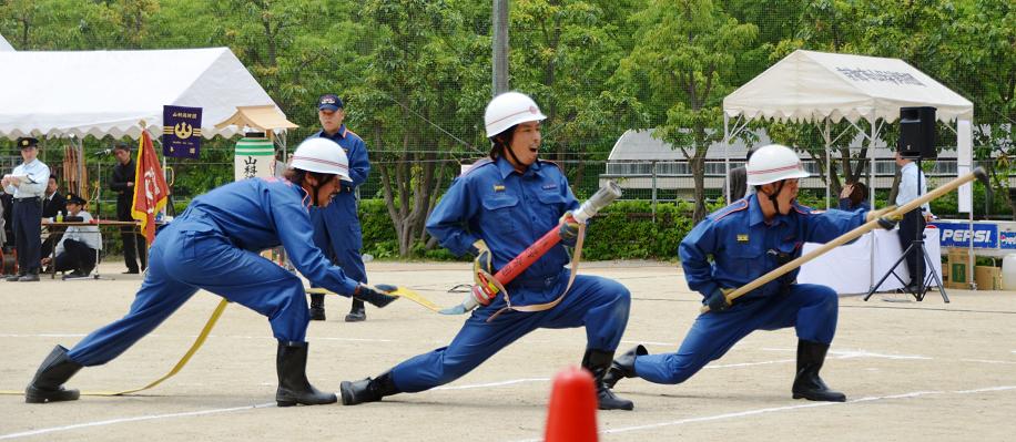 小型動力ポンプを使った放水訓練をしているところです