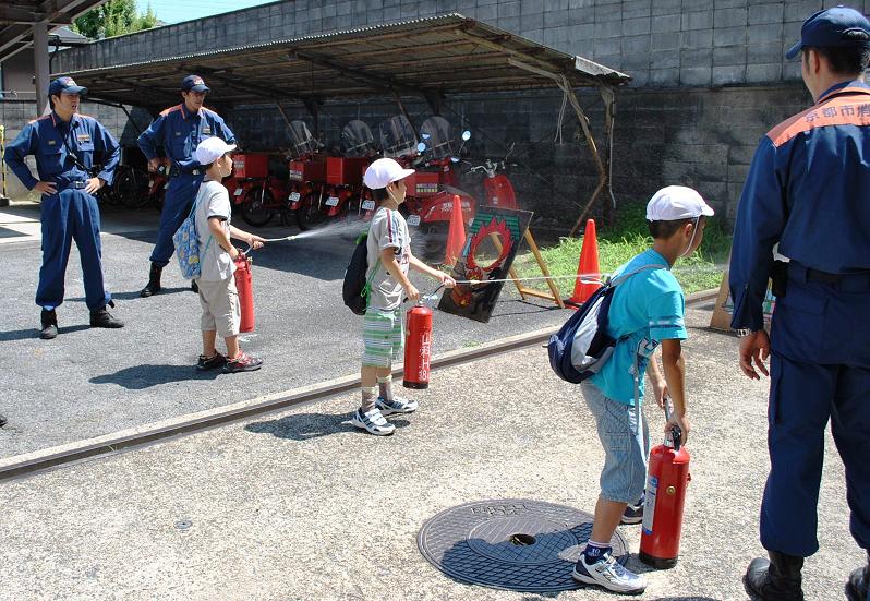 消火器の使い方を学ぶ