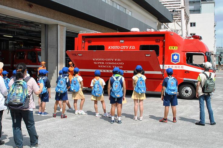 特殊消防車両の見学