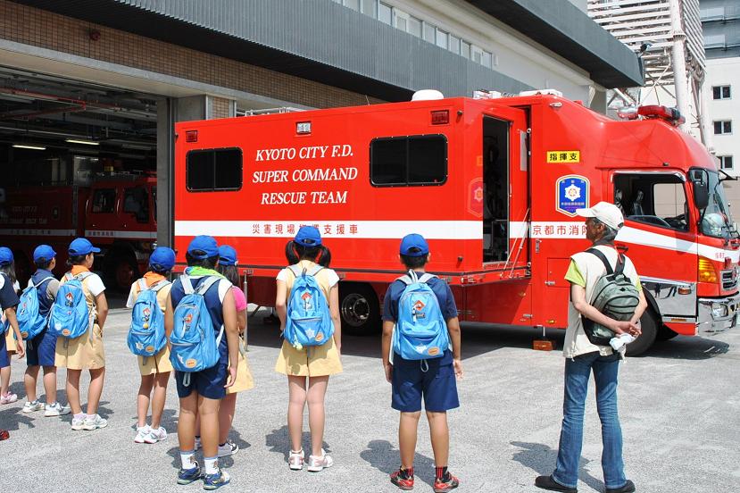 特殊消防車両の見学