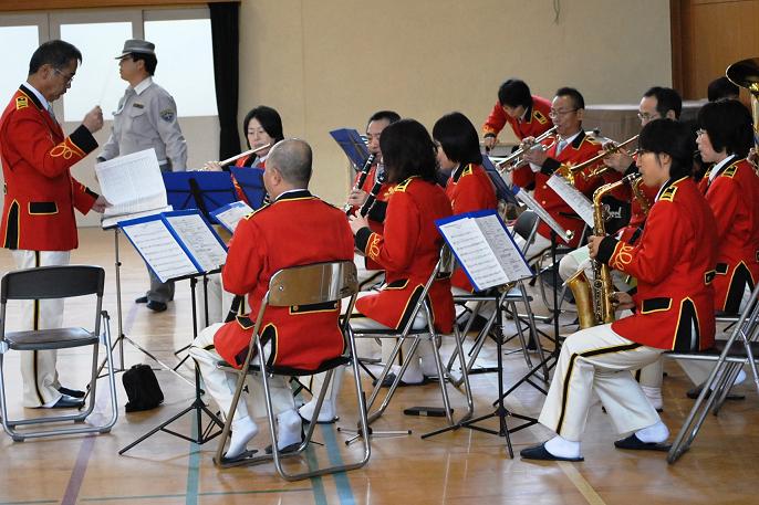 消防音楽隊の演奏リズムに合わせて