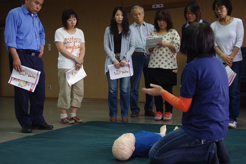 真剣な眼差しで指導を受ける育成委員のみなさん