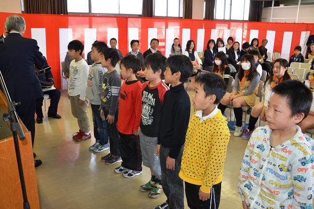 新入クラブ員にクラブ員証を交付しています