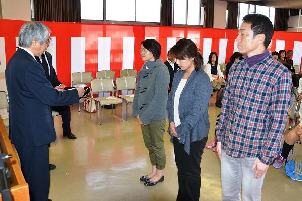 新しく入会された育成委員の皆さんに委嘱状を交付しました。