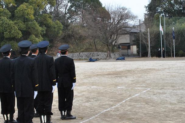国旗を降納しているところです