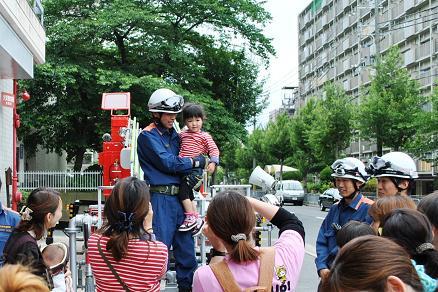 消防隊員と記念撮影