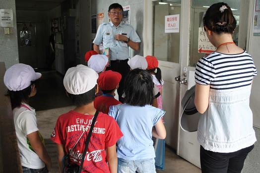山階小学校2年生町たんけんの様子