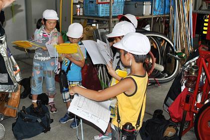 鏡山小学校町たんけんの様子