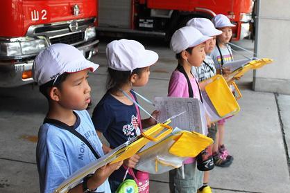 鏡山小学校町たんけんの様子