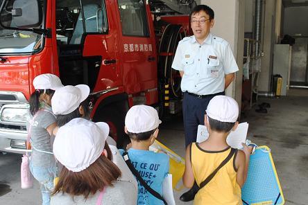 鏡山小学校町たんけんの様子
