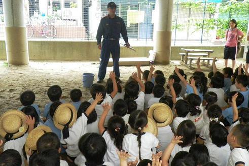 西念寺保育園での花火指導の様子