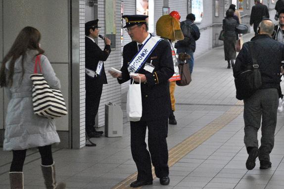 山科駅地下道での街頭広報
