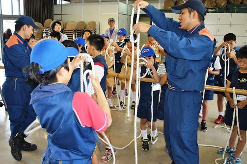 ロープの結び方を教えてもらっています
