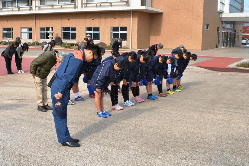 顕彰碑参拝