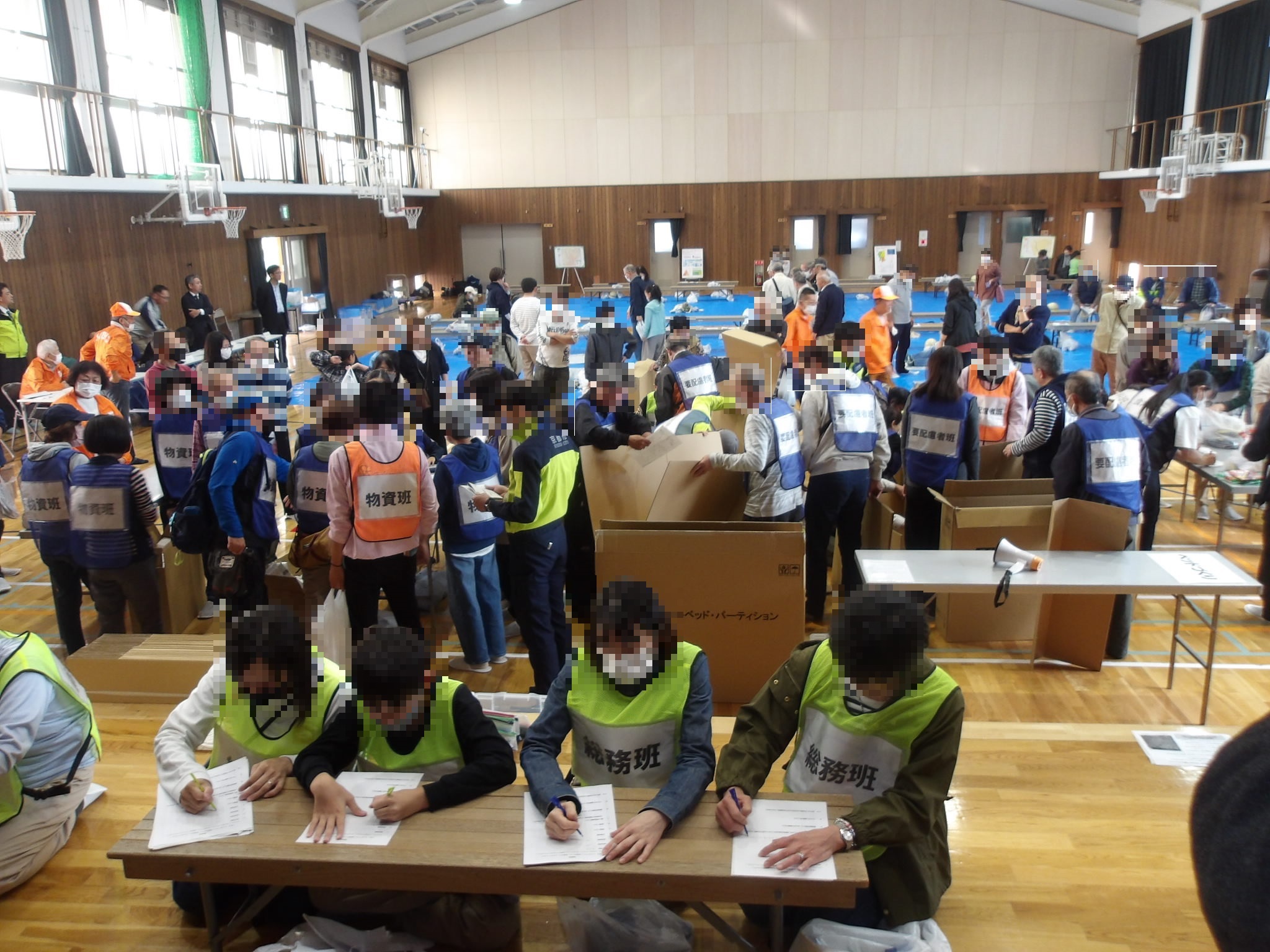 体育館で避難所設営訓練中！