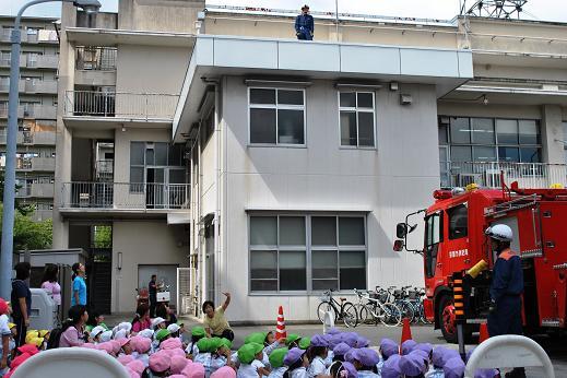 屋上に逃げ遅れた人を救出