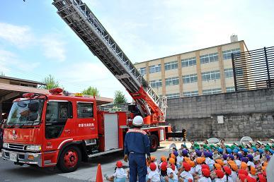 はしご自動車の訓練を見学
