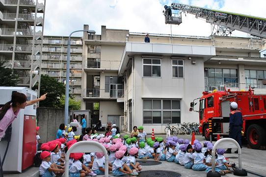 屋上に逃げ遅れた人を救出