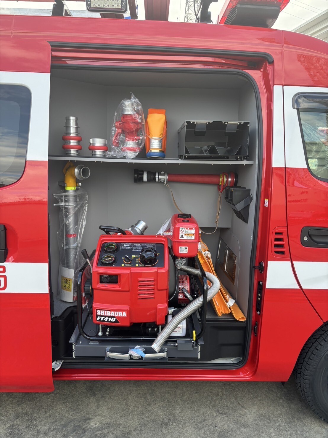 消防救急車の消火器材の写真