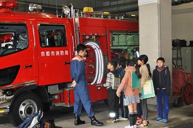 消防車両，積載器材について学習