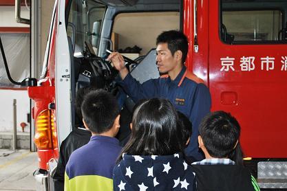 消防車両と積載器材を学習