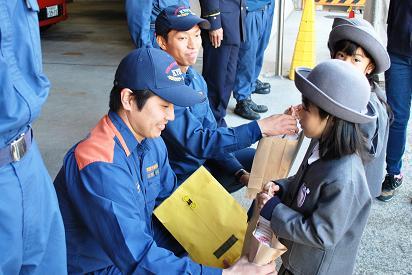 プレゼントを手渡し