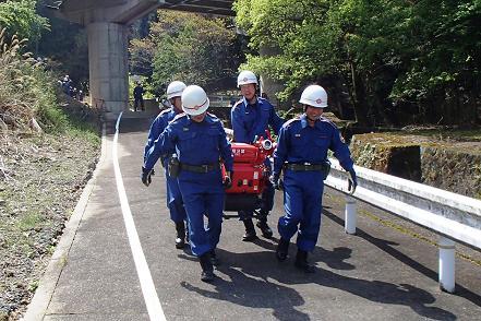 小型動力ポンプを搬送