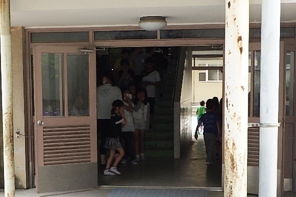避難する児童