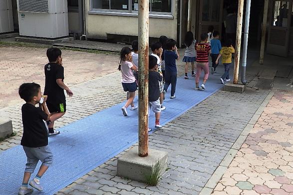 避難する児童