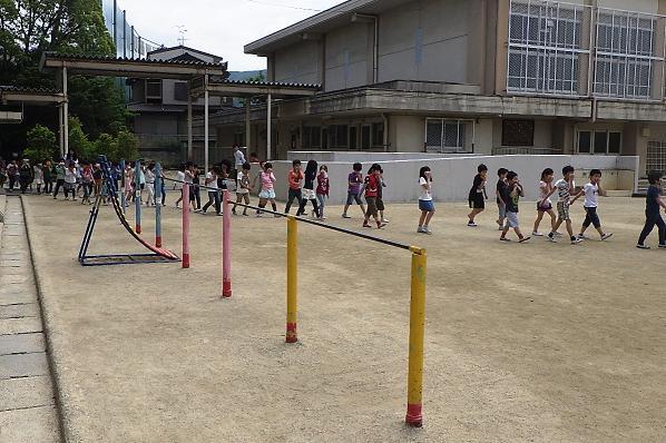 避難する児童