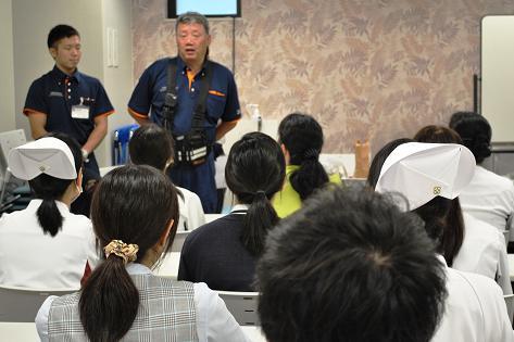 地震対策についての話をする消防隊長