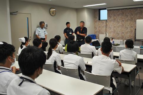 地震対策について話をする消防隊長