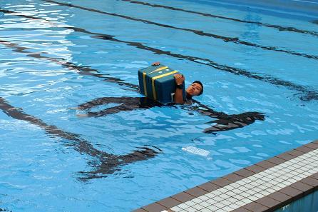 消防隊員が救助法を指導