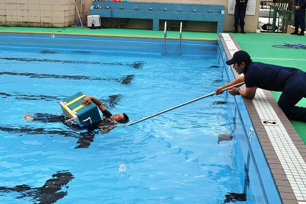 消防隊員が救助法を指導