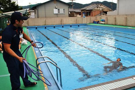 消防隊員が救助法を指導