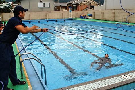 消防隊員が救助法を指導