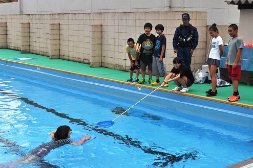 児童が救助法を体験