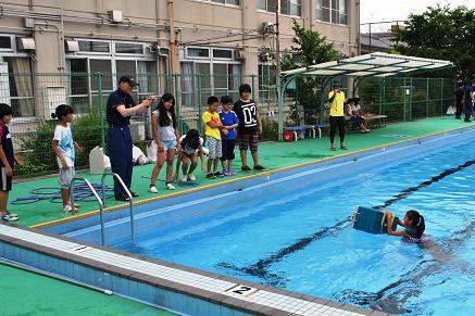 児童が救助法を体験