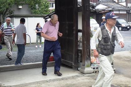 付近住民が駆けつけ