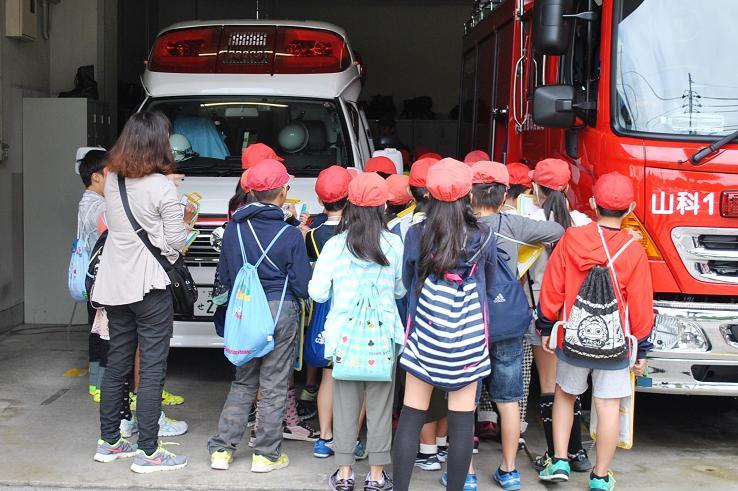 消防自動車の働きを学ぶ
