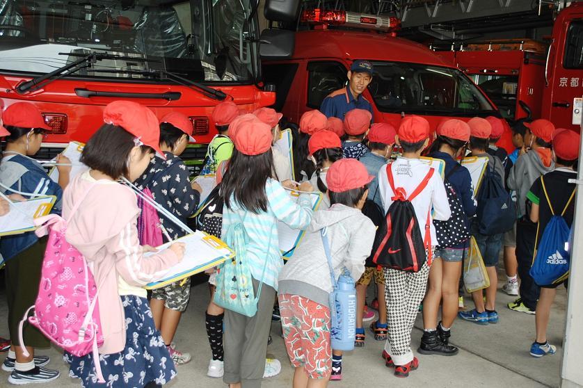 消防自動車の働きを学ぶ