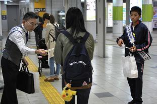 地下鉄山科駅での街頭広報