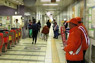 地下鉄御陵駅での街頭広報