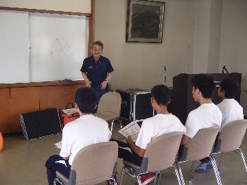 応急手当の大切さを勉強します。