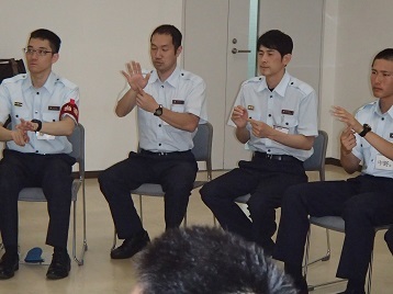 手話講座で手話特訓中の様子