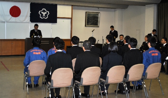 訓示を受ける新入団員