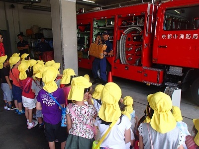 消防署見学・消防車両・器材の説明