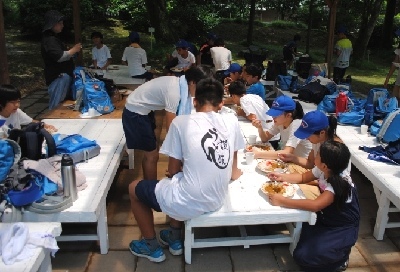 カレーを食べている様子