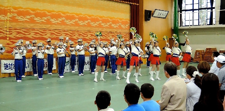 京都市消防音楽隊とカラーガード隊「きょうとファイアーエンジェル」の演奏