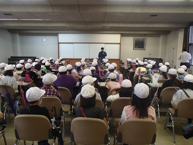消防署3階講堂で話を聴く子どもたち